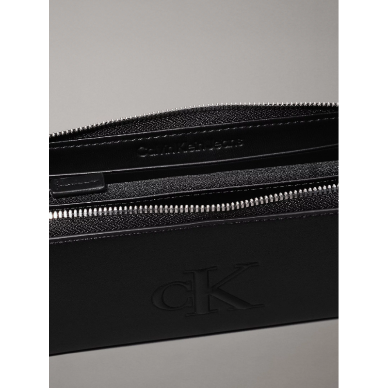 K60K612743 BEH SCULPTED ZIP AROUND DEBOSS