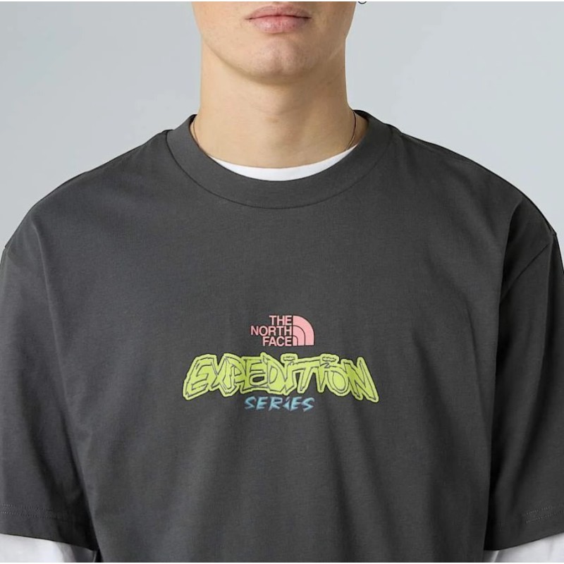 NF0A8E3CRHI1 U EXPEDITION CELEBRATION OVERSIZED S/S GREY