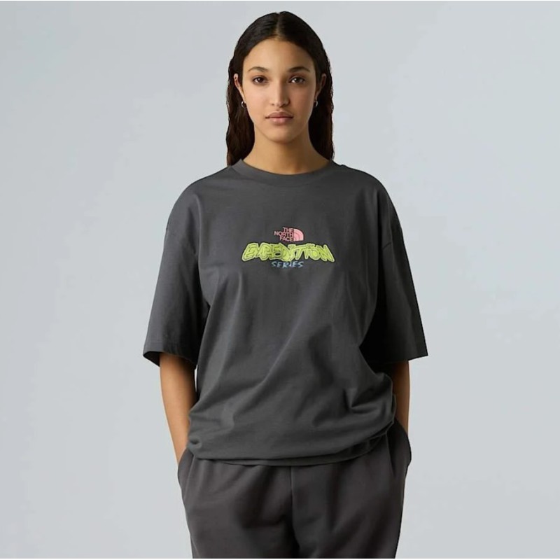 NF0A8E3CRHI1 U EXPEDITION CELEBRATION OVERSIZED S/S GREY