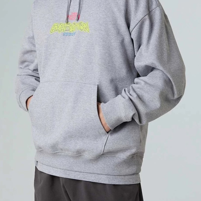 NF0A8E3FDYX1 U EXPEDITION CELEBRATION OVERSIZED HOODIE TNF LIGHT GREY