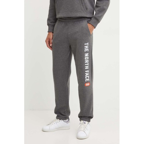 NF0A89DPDYY1 M PANT VARSITY GRAPHIC TNFMEDIUMGRYHTR