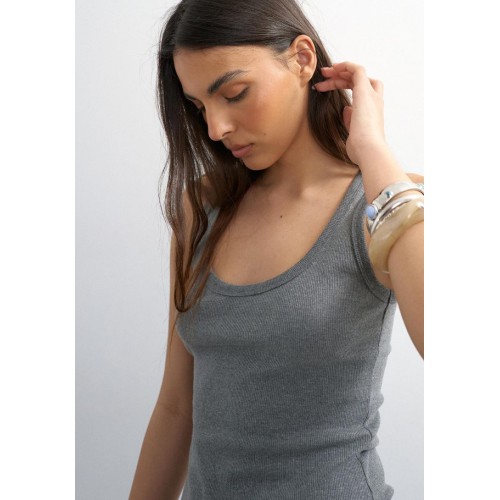 31001063 TSBRITT SL RIB SCOOP CURVE HEM VEST JRS